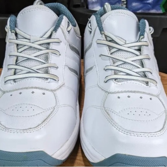 SOLD! ORTHOFEET leather white sneakers 9.5 B, Like new never worn. - Picture 2 of 7